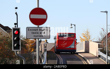 Bridgefield Estate à Ashford, Kent, en tant qu'entreprise de bus Stagecoach maintenant refuser d'entrer dans la succession après 18 heures à la suite d'une série d'incidents contre les conducteurs. Banque D'Images