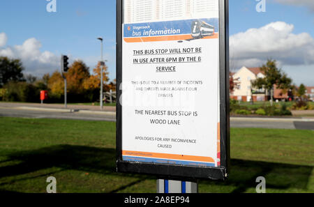 Un arrêt d'autobus sur l'Bridgefield Estate à Ashford, Kent, en tant qu'entreprise de bus Stagecoach maintenant refuser d'entrer dans la succession après 18 heures à la suite d'une série d'incidents contre les conducteurs. Banque D'Images