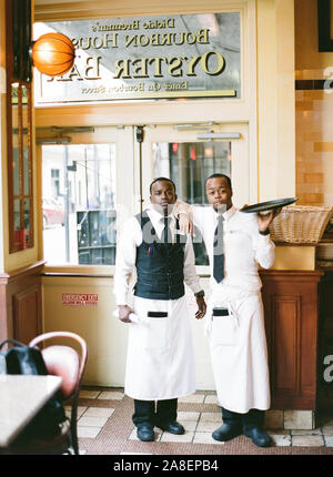 Deux serveurs américains africains pour arrêter un portrait au Bourbon House Oyster Bar dans le quartier français, la Nouvelle Orléans, Louisiane Banque D'Images