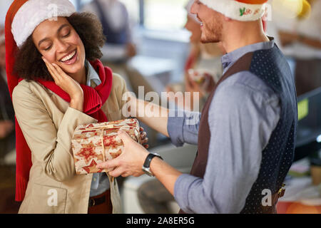 Les amis d'affaires célébrer Noël. Collègue célébrer Noël dans office ensemble. Banque D'Images