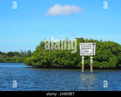 La zone de prudence et lamantins signe le long de la limite de vitesse Southwest Florida's Intracoastal Waterway, Florida, USA, le 30 octobre 2019, © Katharine Andriotis Banque D'Images