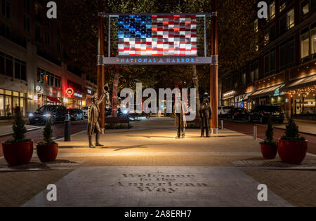 National Harbor, MD - 6 novembre 2019 : Statues des présidents devant USA flag à Bienvenue à l'American Way Pièce Banque D'Images