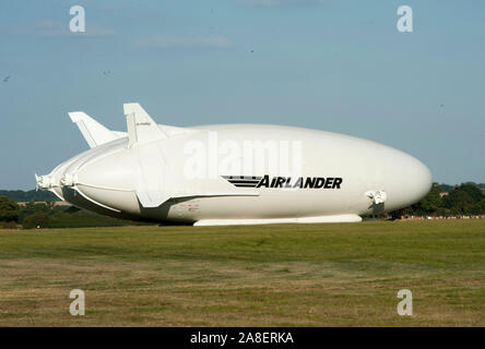 Le plus grand aéronef l'Airlander 10 prend son envol sur son premier vol d'un aérodrome à Bedford, Angleterre. 17/08/2016 Banque D'Images