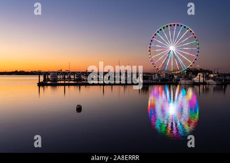 National Harbor, Maryland - 6 novembre 2019 : roue ferris Capital ride à National Harbor près de Washington DC au coucher du soleil Banque D'Images