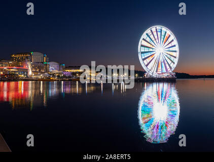 National Harbor, Maryland - 6 novembre 2019 : roue ferris Capital ride à National Harbor près de Washington DC au coucher du soleil Banque D'Images