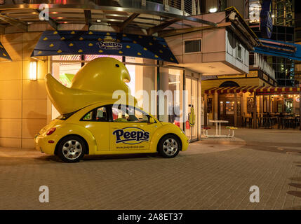 National Harbor, MD - 6 novembre 2019 : Volkswagen Beetle jaune comme voiture de société et marque Peeps près de Washington DC Banque D'Images