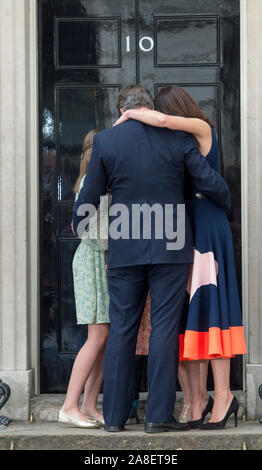 David Cameron de quitter Downing Street suite à sa démission en tant que premier ministre après que la nation a voté à quitter l'Union européenne en Brexit vote référendaire. En photo sur les médias à Downing Street avec son épouse Samantha et enfants Alwin, Nancy et Florence en juillet 2016. Banque D'Images