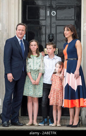 David Cameron de quitter Downing Street suite à sa démission en tant que premier ministre après que la nation a voté à quitter l'Union européenne en Brexit vote référendaire. En photo sur les médias à Downing Street avec son épouse Samantha et enfants Alwin, Nancy et Florence en juillet 2016. Banque D'Images