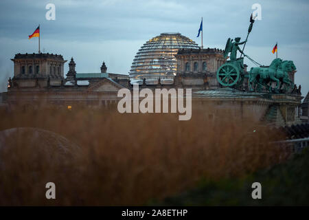 Berlin, Allemagne. 05Th Nov, 2019. Le quadrige de la porte de Brandebourg et la coupole du Reichstag, siège du Parlement allemand, peut être vu depuis la terrasse du toit de l'ambassade des États-Unis d'Amérique. Credit : Gregor Fischer/dpa/Alamy Live News Banque D'Images