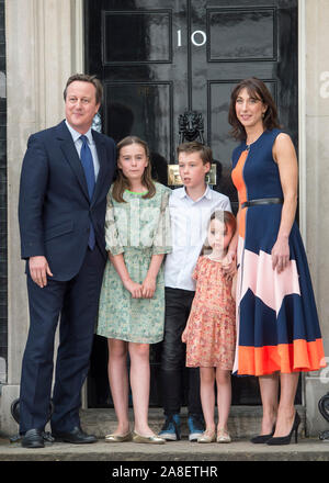 David Cameron de quitter Downing Street suite à sa démission en tant que premier ministre après que la nation a voté à quitter l'Union européenne en Brexit vote référendaire. En photo sur les médias à Downing Street avec son épouse Samantha et enfants Alwin, Nancy et Florence en juillet 2016. Banque D'Images