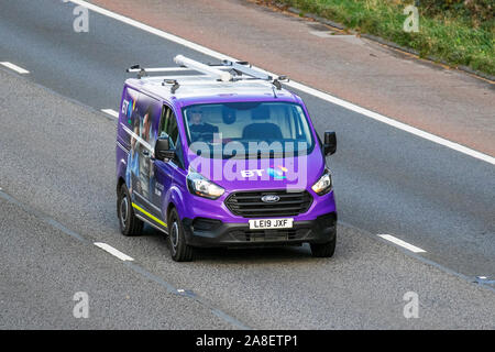 BT Ouvrez atteindre service & installation van ; le trafic de véhicules, transports, voitures, moderne, vers le sud sur la voie 3 de l'autoroute M6. Banque D'Images