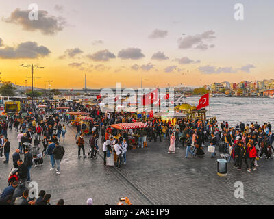 Le 27 octobre 2019. La place d'Eminonu par sunset, Istanbul, en Turquie. Les gens reste et socialiser dans un square près de pont de Galata, shopping et historique Banque D'Images
