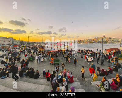 Le 27 octobre 2019. La place d'Eminonu par sunset, Istanbul, en Turquie. Les gens reste et socialiser dans un square près de pont de Galata, shopping et historique Banque D'Images