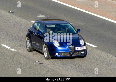 2011 Alfa Romeo Mito Sprint 16V ; le trafic de véhicules, transports, voitures, moderne, vers le sud sur la voie 3 de l'autoroute M6. Banque D'Images