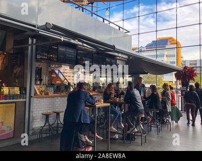 Amsterdam, Pays-Bas - 11 octobre 2018 : MIDI-scène de temps à l'intérieur d'un établissement café à Amsterdam, Pays-Bas. Banque D'Images