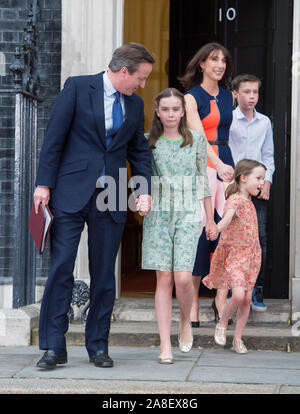 David Cameron de quitter Downing Street suite à sa démission en tant que premier ministre après que la nation a voté à quitter l'Union européenne en Brexit vote référendaire. En photo sur les médias à Downing Street avec son épouse Samantha et enfants Alwin, Nancy et Florence en juillet 2016. Banque D'Images