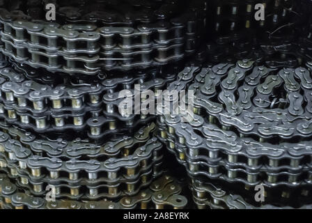 Contexte industriel floue - huilés rolled-up chaînes d'entraînement de l'équipement lourd en stock Banque D'Images