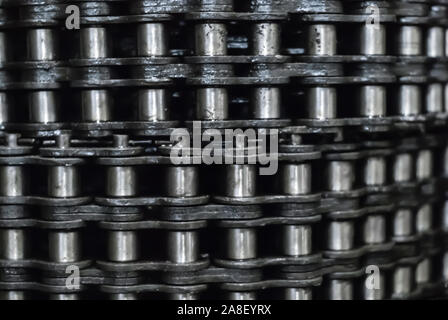 Contexte industriel floue - huilés rolled-up chaînes d'entraînement de l'équipement lourd en stock Banque D'Images