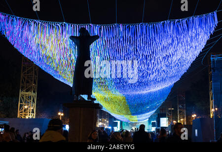 Statue du crieur public avec des visions dans les motions art installation marquant le 30e anniversaire de la chute du Mur de Berlin Banque D'Images