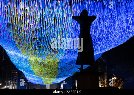 Statue du crieur public avec des visions dans les motions art installation marquant le 30e anniversaire de la chute du Mur de Berlin Banque D'Images