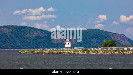 TARRYTOWN, NEW YORK, USA - Sleepy Hollow phare, également connu comme l'Tarrytown Léger, sur la rivière Hudson. Banque D'Images