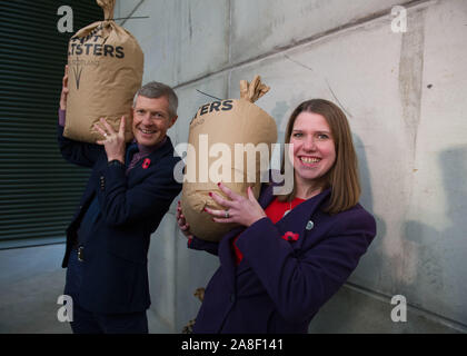 Auchtermuchty, UK. 8 novembre 2019. Sur la photo : (gauche) Willie Rennie MSP - chef du partie libéral démocrate écossais ; (droite), Jo Swinson MP - Leader du Parti libéral démocrate britannique. Le leader libéral démocrate Jo Swinson visites North East Fife dans le cadre de sa tournée du chef de l'UK, comme elle fait l'affaire de rester en Écosse les électeurs à soutenir les démocrates libéraux de protéger la place au cœur de l'UE. Crédit : Colin Fisher/Alamy Live News Banque D'Images