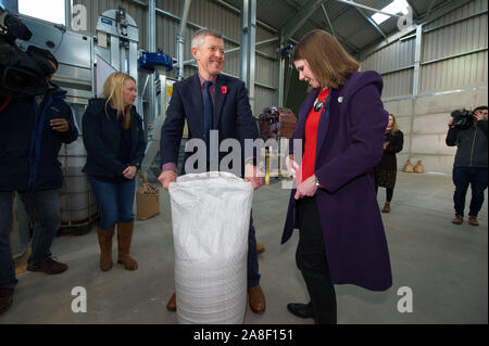 Auchtermuchty, UK. 8 novembre 2019. Sur la photo : (gauche) Willie Rennie MSP - chef du partie libéral démocrate écossais ; (droite), Jo Swinson MP - Leader du Parti libéral démocrate britannique. Le leader libéral démocrate Jo Swinson visites North East Fife dans le cadre de sa tournée du chef de l'UK, comme elle fait l'affaire de rester en Écosse les électeurs à soutenir les démocrates libéraux de protéger la place au cœur de l'UE. Crédit : Colin Fisher/Alamy Live News Banque D'Images