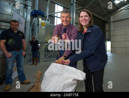 Auchtermuchty, UK. 8 novembre 2019. Sur la photo : (gauche) Willie Rennie MSP - chef du partie libéral démocrate écossais ; (droite), Jo Swinson MP - Leader du Parti libéral démocrate britannique. Le leader libéral démocrate Jo Swinson visites North East Fife dans le cadre de sa tournée du chef de l'UK, comme elle fait l'affaire de rester en Écosse les électeurs à soutenir les démocrates libéraux de protéger la place au cœur de l'UE. Crédit : Colin Fisher/Alamy Live News Banque D'Images