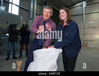 Auchtermuchty, UK. 8 novembre 2019. Sur la photo : (gauche) Willie Rennie MSP - chef du partie libéral démocrate écossais ; (droite), Jo Swinson MP - Leader du Parti libéral démocrate britannique. Le leader libéral démocrate Jo Swinson visites North East Fife dans le cadre de sa tournée du chef de l'UK, comme elle fait l'affaire de rester en Écosse les électeurs à soutenir les démocrates libéraux de protéger la place au cœur de l'UE. Crédit : Colin Fisher/Alamy Live News Banque D'Images