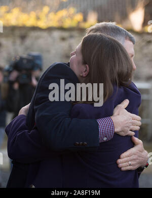 Auchtermuchty, UK. 8 novembre 2019. Sur la photo : (gauche) Willie Rennie MSP - chef du partie libéral démocrate écossais ; (droite), Jo Swinson MP - Leader du Parti libéral démocrate britannique. Le leader libéral démocrate Jo Swinson visites North East Fife dans le cadre de sa tournée du chef de l'UK, comme elle fait l'affaire de rester en Écosse les électeurs à soutenir les démocrates libéraux de protéger la place au cœur de l'UE. Crédit : Colin Fisher/Alamy Live News Banque D'Images