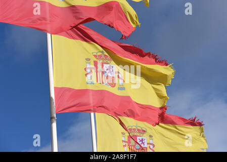 L'Espagne. 05Th Nov, 2019. Spanish national drapeaux flottant dans Medinaceli.en Espagne les électeurs se rendront aux urnes le 10 novembre 2019 pour voter. C'est la quatrième élection générale en quatre ans et la 14e élection générale depuis la transition démocratique résultant de la Constitution de 1978. Il y a cinq parties principales : les deux partis traditionnels sont en PP de droite et de centre-gauche du parti PSOE, parti de droite ainsi que des citoyens et l'aile gauche Podemos, et le cinquième est le parti d'extrême droite VOX. Credit : SOPA/Alamy Images Limited Live News Banque D'Images