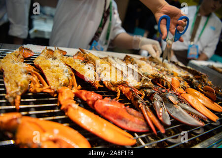 Macao, Chine. Nov 8, 2019. Un chef d'une food fait des plats pendant le 19e Festival de Macao à Sai Van Lake Square à Macao, Chine du Sud, 8 novembre 2019. Le 19ème Festival de l'alimentation de Macao à Macao le vendredi avec environ 160 stands de nourriture pour servir les visiteurs. Credit : Cheong Kam Ka/Xinhua/Alamy Live News Banque D'Images