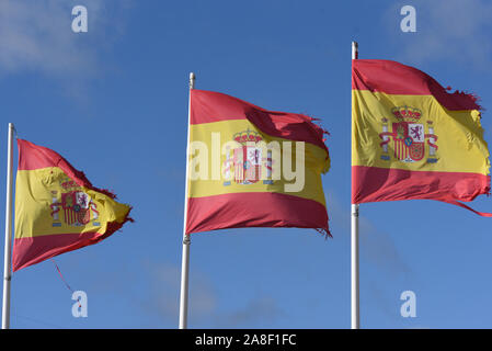 L'Espagne. 05Th Nov, 2019. Spanish national drapeaux flottant dans Medinaceli.en Espagne les électeurs se rendront aux urnes le 10 novembre 2019 pour voter. C'est la quatrième élection générale en quatre ans et la 14e élection générale depuis la transition démocratique résultant de la Constitution de 1978. Il y a cinq parties principales : les deux partis traditionnels sont en PP de droite et de centre-gauche du parti PSOE, parti de droite ainsi que des citoyens et l'aile gauche Podemos, et le cinquième est le parti d'extrême droite VOX. Credit : SOPA/Alamy Images Limited Live News Banque D'Images