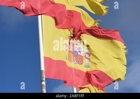 L'Espagne. 05Th Nov, 2019. Spanish national drapeaux flottant dans Medinaceli.en Espagne les électeurs se rendront aux urnes le 10 novembre 2019 pour voter. C'est la quatrième élection générale en quatre ans et la 14e élection générale depuis la transition démocratique résultant de la Constitution de 1978. Il y a cinq parties principales : les deux partis traditionnels sont en PP de droite et de centre-gauche du parti PSOE, parti de droite ainsi que des citoyens et l'aile gauche Podemos, et le cinquième est le parti d'extrême droite VOX. Credit : SOPA/Alamy Images Limited Live News Banque D'Images