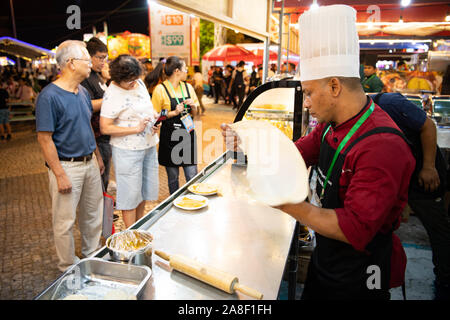 Macao, Chine. Nov 8, 2019. Un chef d'une food fait des plats pendant le 19e Festival de Macao à Sai Van Lake Square à Macao, Chine du Sud, 8 novembre 2019. Le 19ème Festival de l'alimentation de Macao à Macao le vendredi avec environ 160 stands de nourriture pour servir les visiteurs. Credit : Cheong Kam Ka/Xinhua/Alamy Live News Banque D'Images