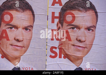 Des affiches le Premier ministre espagnol et le Parti socialiste (PSOE) Chef, Pedro Sanchez en Almazan.en Espagne les électeurs se rendront aux urnes le 10 novembre 2019 pour voter. C'est la quatrième élection générale en quatre ans et la 14e élection générale depuis la transition démocratique résultant de la Constitution de 1978. Il y a cinq parties principales : les deux partis traditionnels sont en PP de droite et de centre-gauche du parti PSOE, parti de droite ainsi que des citoyens et l'aile gauche Podemos, et le cinquième est le parti d'extrême droite VOX. Banque D'Images