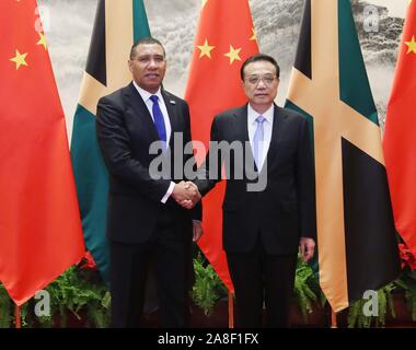 Beijing, Chine. Nov 8, 2019. Le Premier ministre chinois Li Keqiang rencontre le Premier Ministre jamaïcain Andrew Holness dans le Grand Hall du Peuple à Beijing, capitale de Chine, le 8 novembre 2019. Credit : Liu Weibing/Xinhua/Alamy Live News Banque D'Images