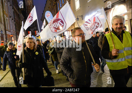 Tenir les enseignants enseignants polonais avec drapeaux logo de l'Union européenne qu'ils prennent part au cours d'une manifestation exigeant pour une meilleure condition de travail sur la place principale. La demande d'enseignants pour une augmentation des dépenses d'éducation, de formation, de compétences au lieu de la mémoire de l'apprentissage, une augmentation du salaire des enseignants et personnel d'éducation, l'accroissement de l'autonomie des écoles et des enseignants et la réduction de la bureaucratie dans les écoles. Banque D'Images