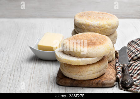 Des petits muffins anglais sur table en bois blanc Banque D'Images