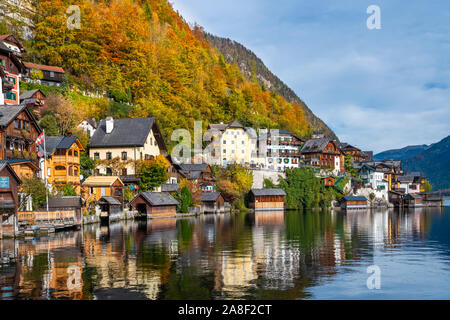 Une vue sur le village, Hallstattersee et couleur des feuilles d'automne à Hallstatt, Autriche, Europe. Banque D'Images