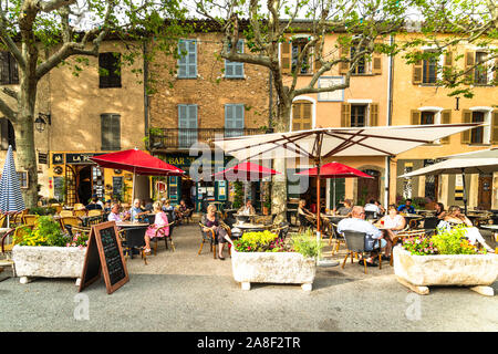 Tourtour, France - le 23 juin 2019 : Les gens prendre un café ou un verre sur une terrasse en plein air dans le village traditionnel de Tourtour en Provence Banque D'Images