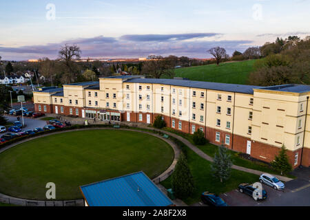 Vue aérienne de la grande chaîne d'hôtels Premier Inn par Trentham Gardens dans midlands, Stoke on Trent Banque D'Images