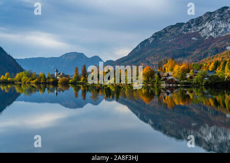 La couleur des feuilles d'automne dans les arbres et le lac calme avec des réflexions à Grundlsee, Autriche, Europe. Banque D'Images