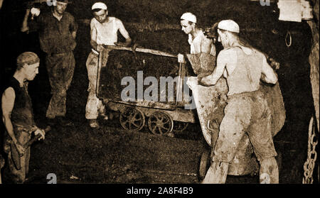 Une vieille photographie montrant les anciens mineurs de l'étain au travail dans une mine d'étain de Cornouailles (Royaume-Uni) Banque D'Images