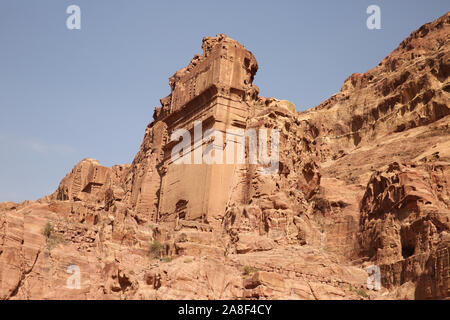 Vue latérale du tombeau d'Unayshu qui a été coupé dans la falaise de grès, Petra, Jordanie, Moyen-Orient. Banque D'Images