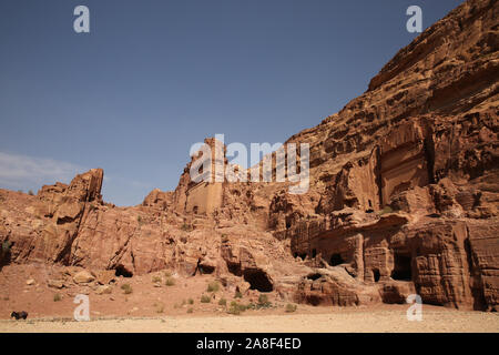 Vue latérale du tombeau d'Unayshu qui a été coupé dans la falaise de grès, Petra, Jordanie, Moyen-Orient. Banque D'Images