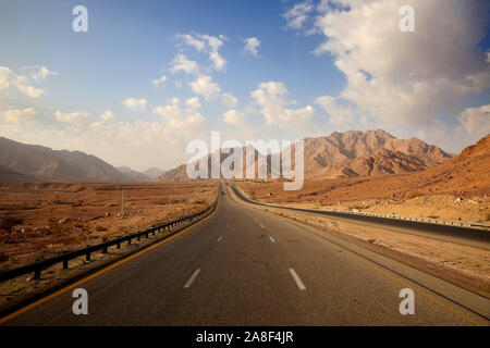 King's Highway Road à travers le désert entre Aqaba et Petra, Jordanie. Banque D'Images