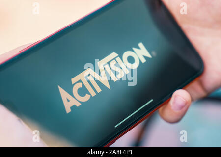 Bichkek, Kirghizistan - Octobre 4, 2019 : Man holding smartphone avec logo d'Activision à l'écran. Banque D'Images