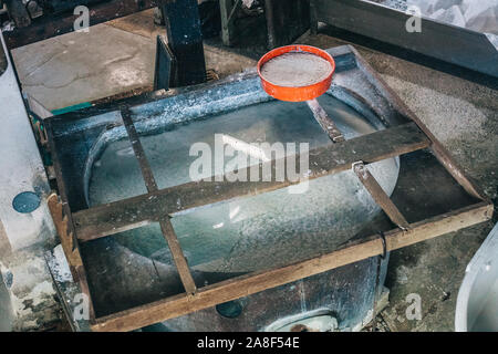 Fontaine-de-Vaucluse, Provence-Alpes-Cote d'Azur/France - 26 septembre 2018 : l'intérieur de l'usine de papier de cellulose - baignoire Banque D'Images