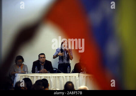 Valencia, Carabobo, Venezuela. Nov 8, 2019. 08 novembre, 2019. Delsa Solorzano (R), adjoint à l'Assemblée nationale et opposant du gouvernement de Nicol''s Maduro, au cours d'une réunion de la Commission des droits de la personne, avec des parents et des victimes, dans l'État de Carabobo. En Carabobo il y a 60 cas graves de violations des droits de l'homme et en seulement cinq d'entre eux il y a eu, avec l'impunité au-dessus de 90 pour cent dans les cas. photo : Juan Carlos Hern''Méndez Crédit : Juan Carlos Hernandez/ZUMA/Alamy Fil Live News Banque D'Images